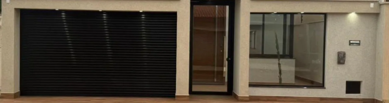 Casa com porta de enrolar preta