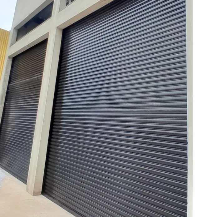 Portas de enrolar instaladas em comércio