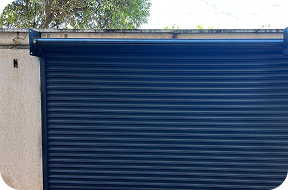 Porta automática de enrolar instalada