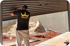 Equipe fazendo manutenção em porta de enrolar
