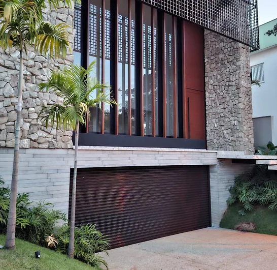 Projeto residencial com fechamento metálico